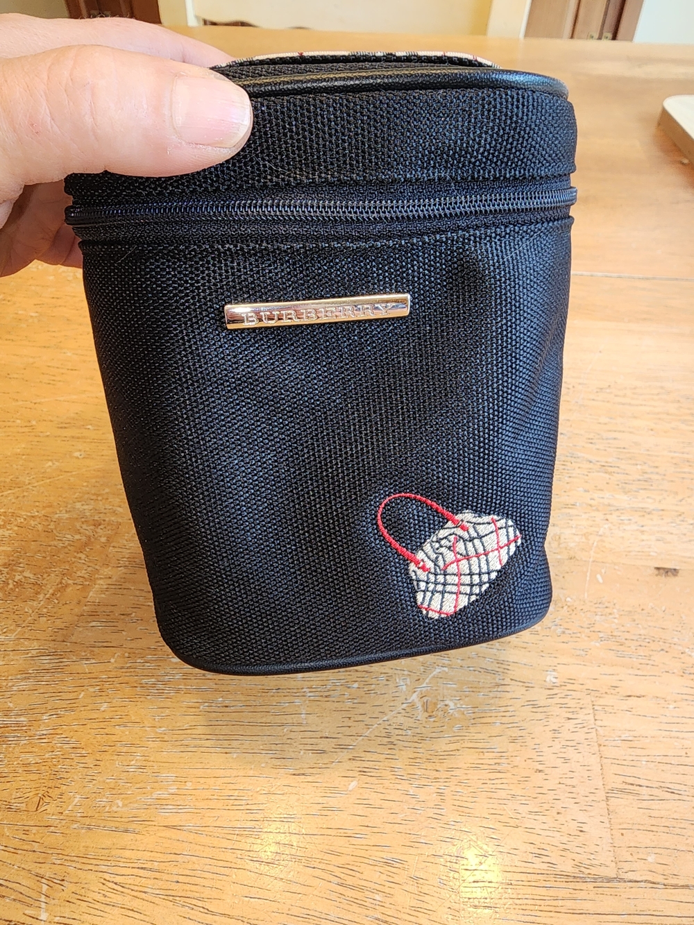 black Burberry vanity Nylon pouch and features a branded metal plate & Novacheck